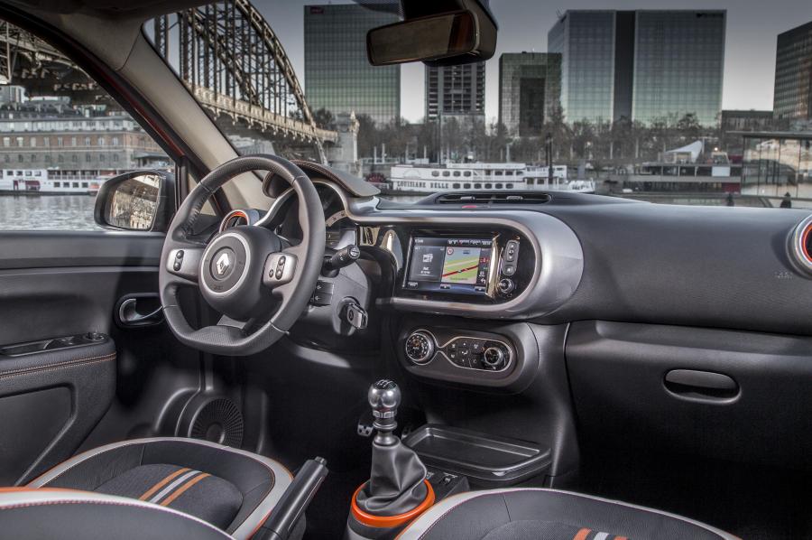 Интерьер Renault Twingo GT 2016 года  (фото 20 из 49)